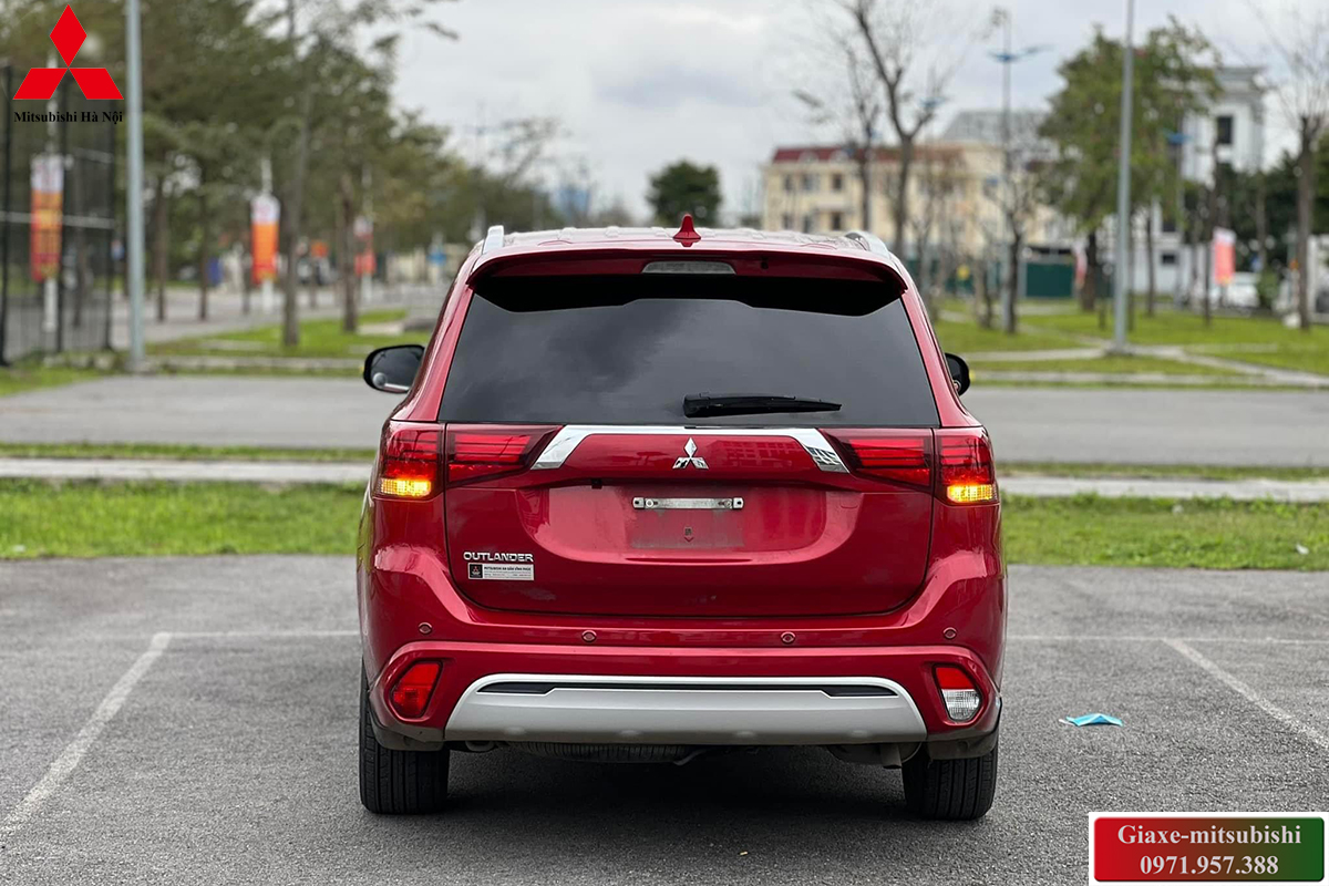 Đuôi xe xe mitsubishi outlander 2024 cvt màu đỏ