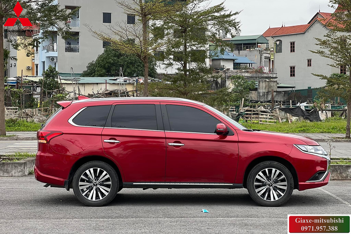 Xe Mitsubishi Outlander 2024 màu đỏ