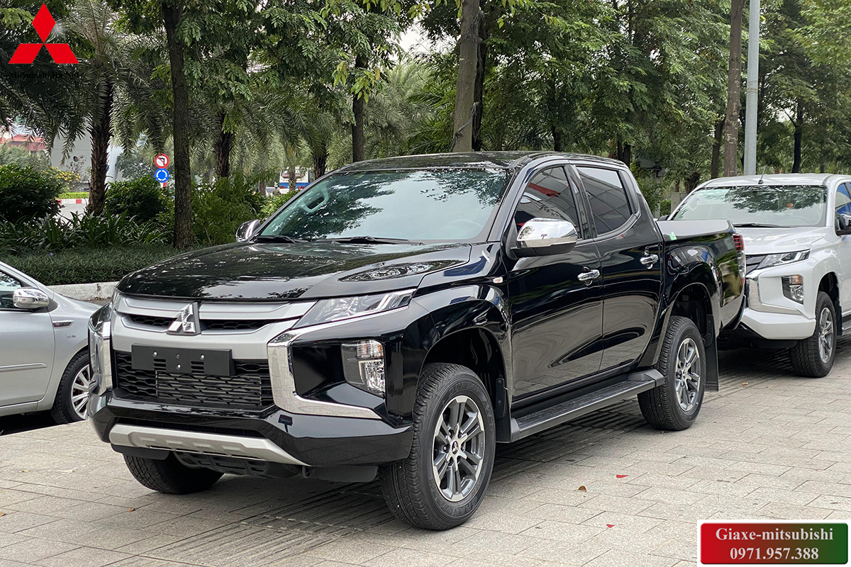 Xe bán tải Mitsubishi Triton 4x2AT màu đen đời 2021