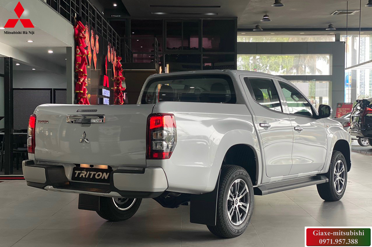 Xe bán tải Mitsubishi Triton 4x2 AT màu trắng