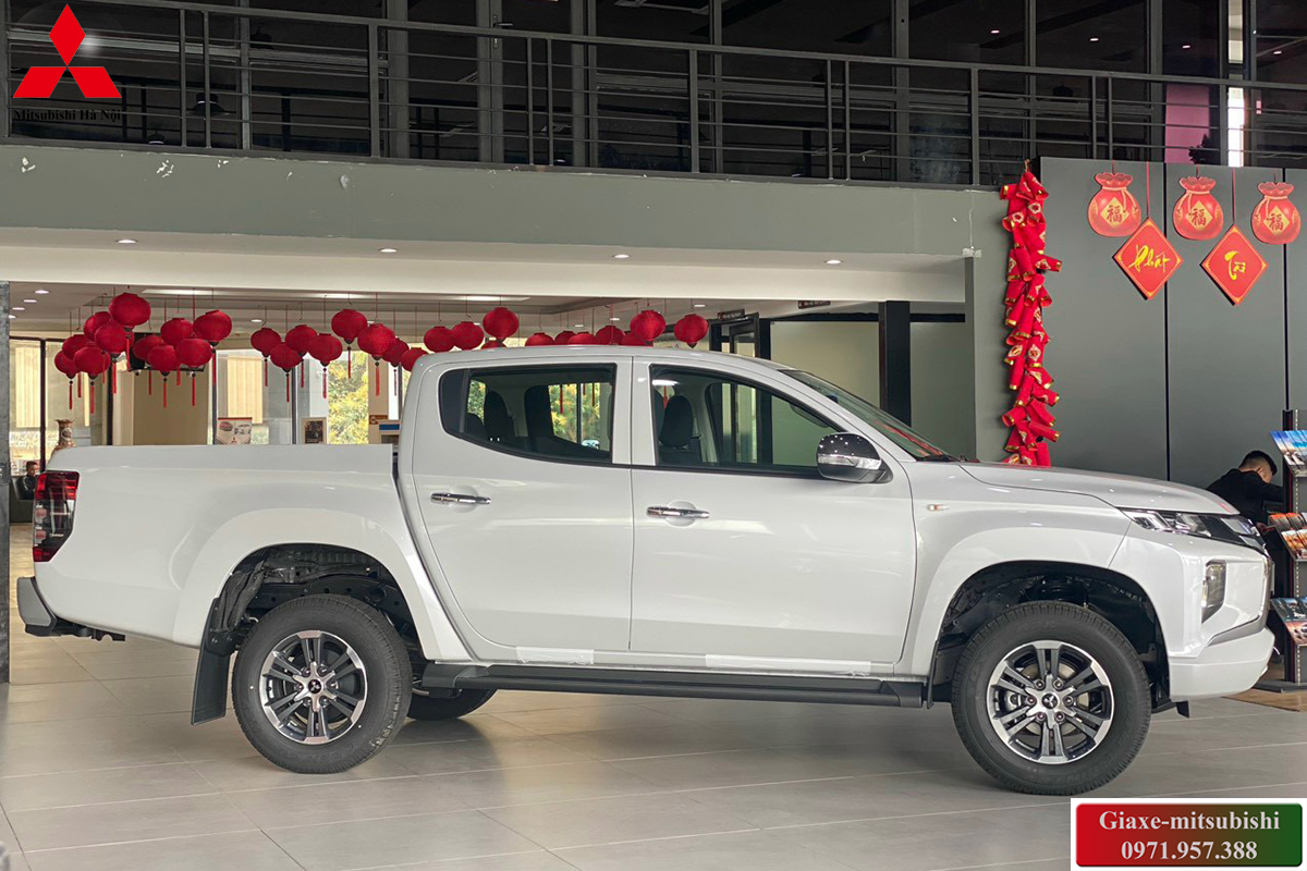 Xe bán tải Mitsubishi Triton 4x2 AT màu trắng