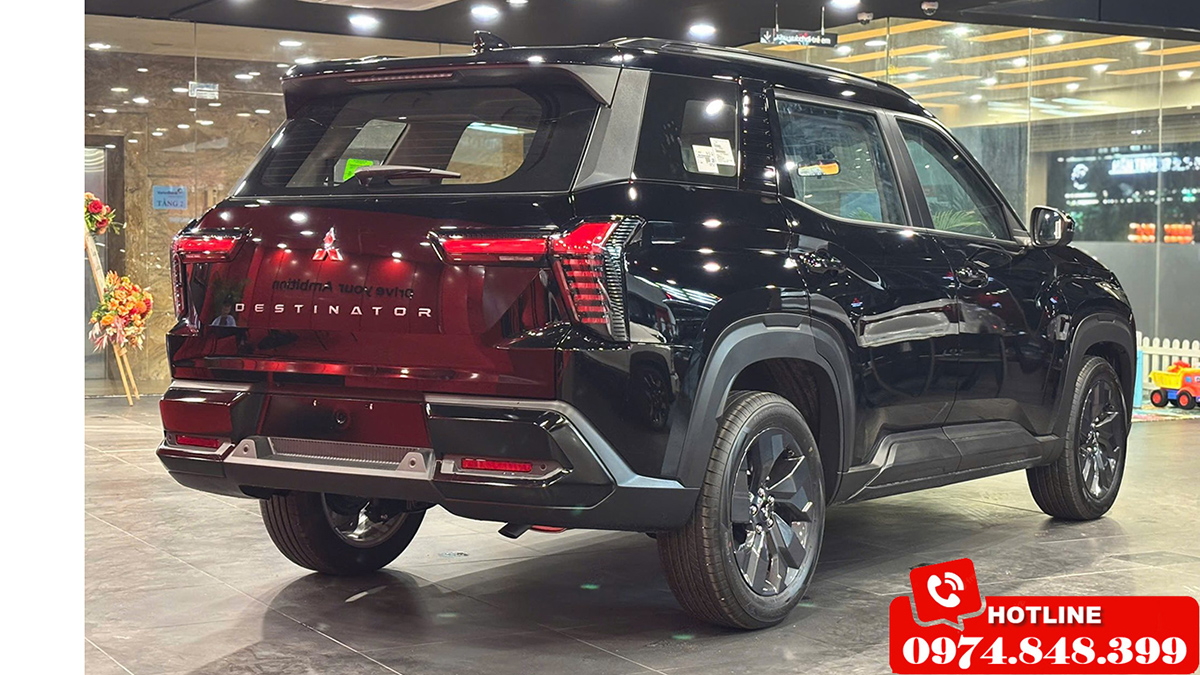 Mitsubishi Destinator màu đen