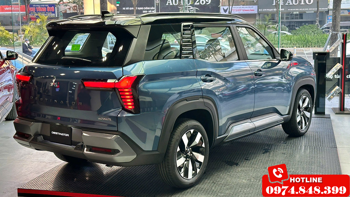 Mitsubishi Destinator màu xanh đen