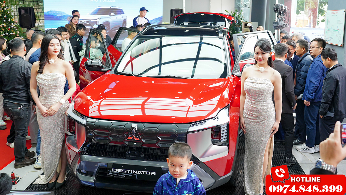 khách hàng đến dự lễ ra mắt xe mitsubishi destinator tại Mitsubishi An dân Long Biên