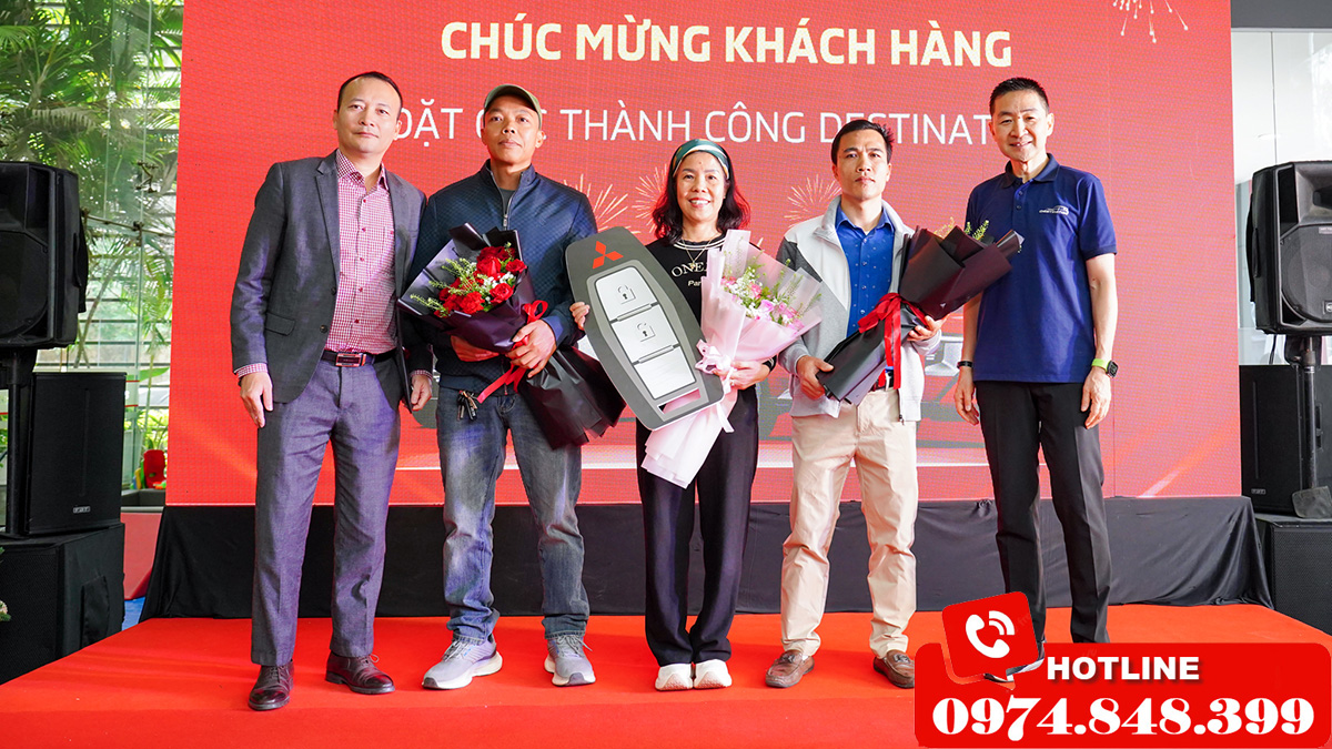 Những khách hàng đặt mua xe mitsubishi destinator đầu tiên tại nhà phân phối Mitsubishi An Dân-1