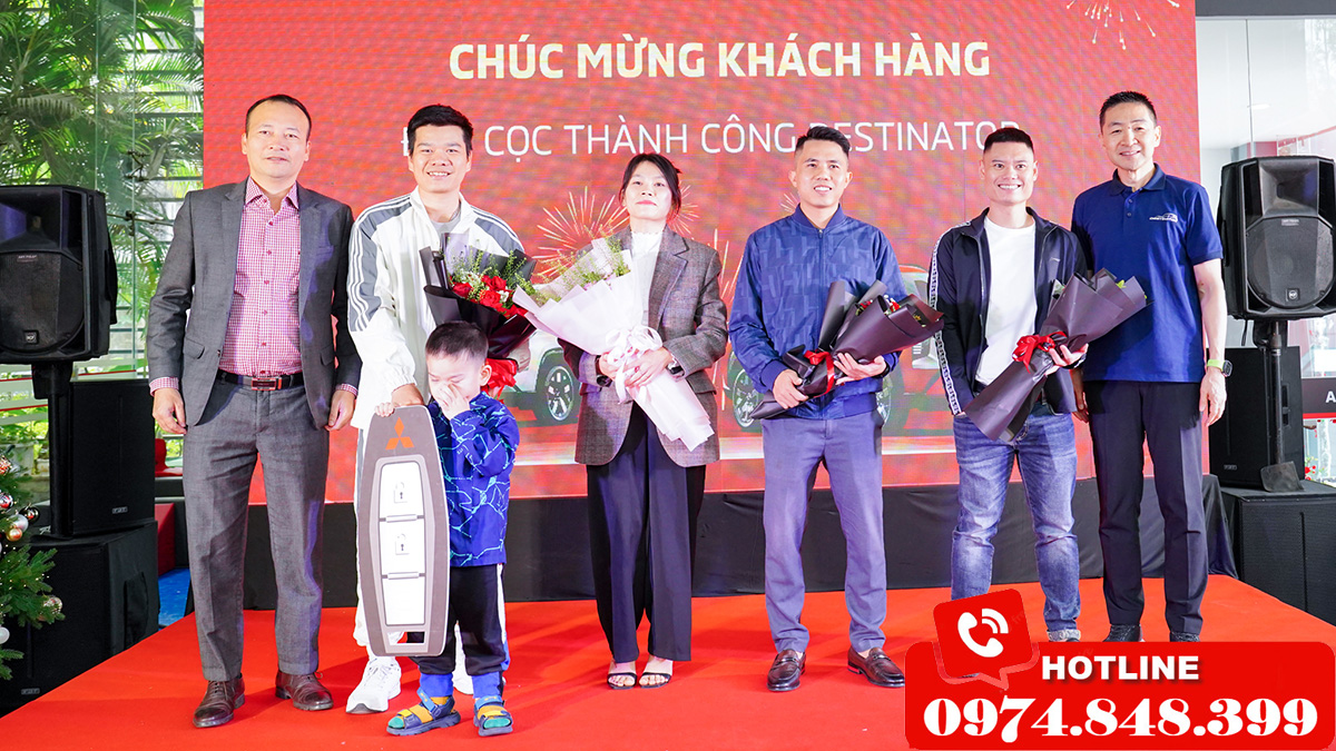 Những khách hàng đặt mua xe mitsubishi destinator đầu tiên tại nhà phân phối Mitsubishi An Dân